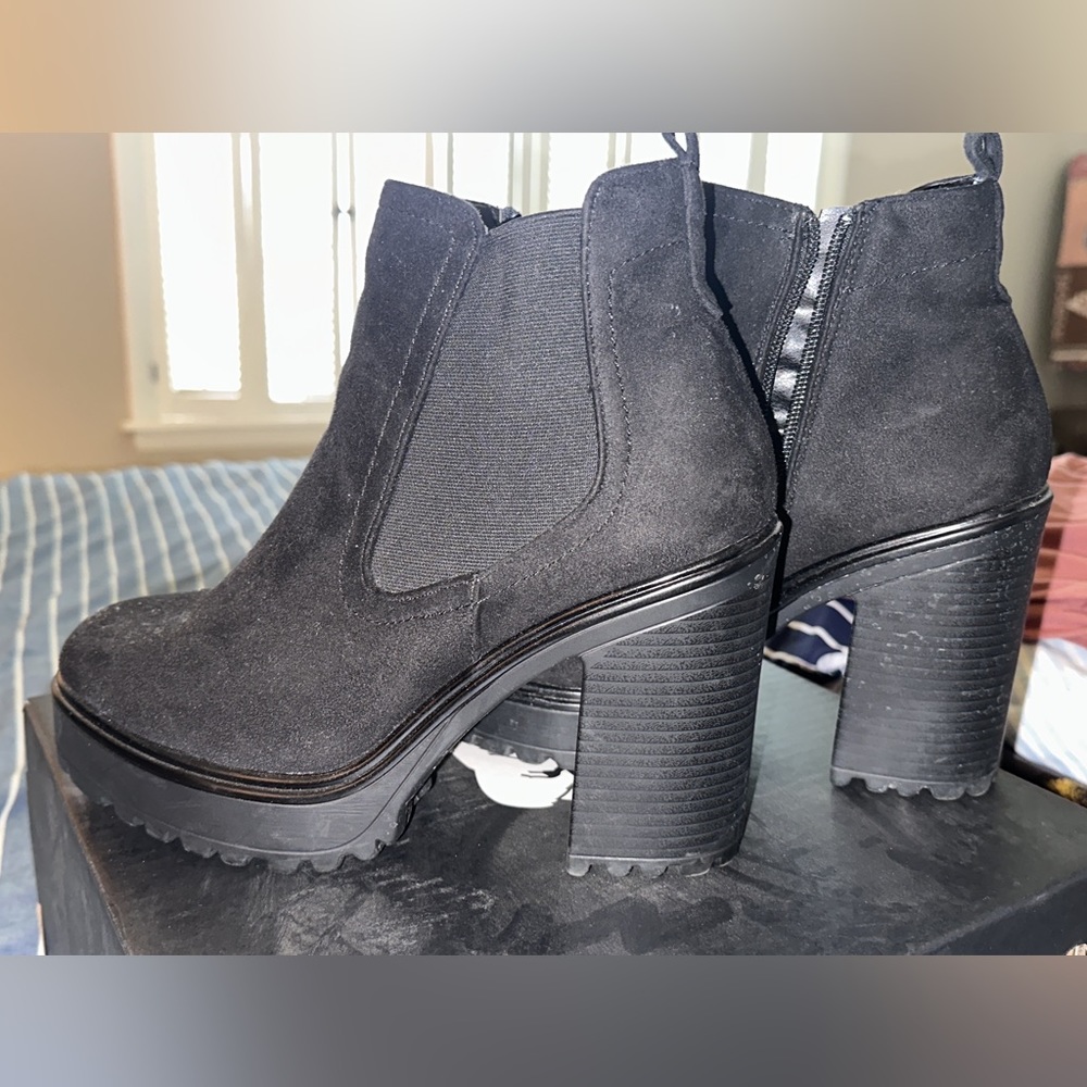 Refresh booties. Heeled. Comfortable